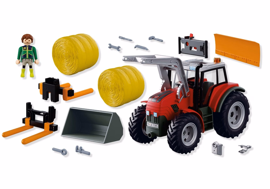 Stor traktor med höbalar