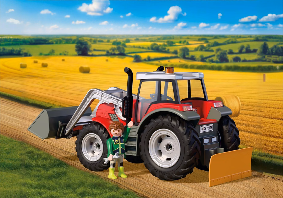 Stor traktor med höbalar